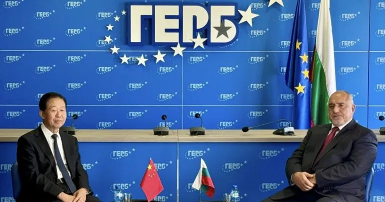 Владна партія Болгарії прибрала український прапор із офісу – на «пряме прохання» китайських гостей