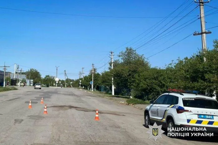 На Красилівщині пенсіонер потрапив під авто: чоловіка госпіталізували