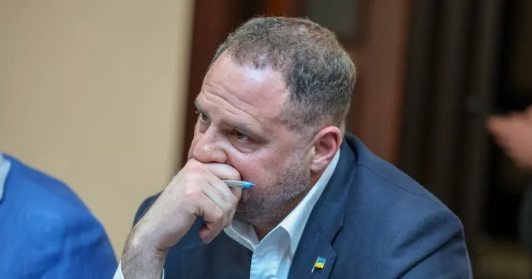 «Схеми» зʼясували, хто вніс решту застави, щоб Єрмак вийшов з СІЗО. Зібрали більше потрібного
